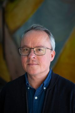 Man som tittar in i kameran