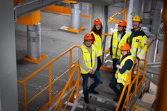 Umeå Energi och Umeå universitet i ett unikt samarbete. Från vänster: Juan Carlos Nieves Sanchez, Rachele Carli och Esteban Guerrero Rosero vid Institutionen för datavetenskap, samt Måns Kjellander, projektledare på Umeå Energi. Främst i bilden: Andreas Brännström, Institutionen för datavetenskap.