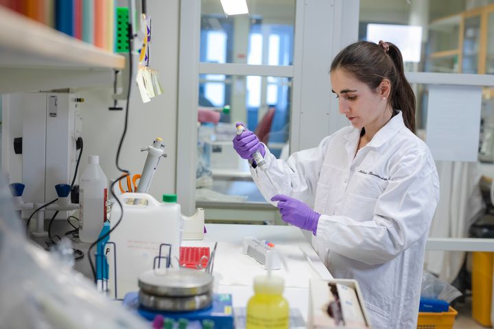 Bilden föreställer doktorand Laura Leykam i laboratoriet