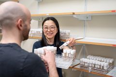 Staff scientist Tatyana Kahn kom till Yuri Schwartz lab för 15 år sedan. Forskningen inom gepigenetik med bananflugan som modell ger henneständiga spänningen i att göra nya upptäckter.