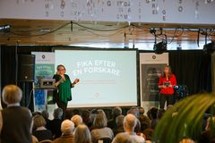 Sedan 10 år tillbaka bjuder Fika efter en forskare på kunskap och fika. De populärvetenskapliga föreläsningarna, som också live-sänds, ger Umeåbor möjlighet att ta del av spännande medicinsk forskning.