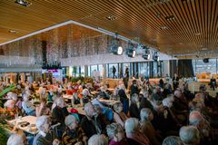 Fika efter en forskare är välbesökt – ofta två fullsatta sittningar med runt 150 personer vardera – plus många som följer livesändningen digitalt.