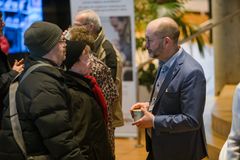 Fika efter en forskare ger stort utrymme för nyfikna frågor och dialog. Efter föreläsningarna kan publiken samtala med forskarna.