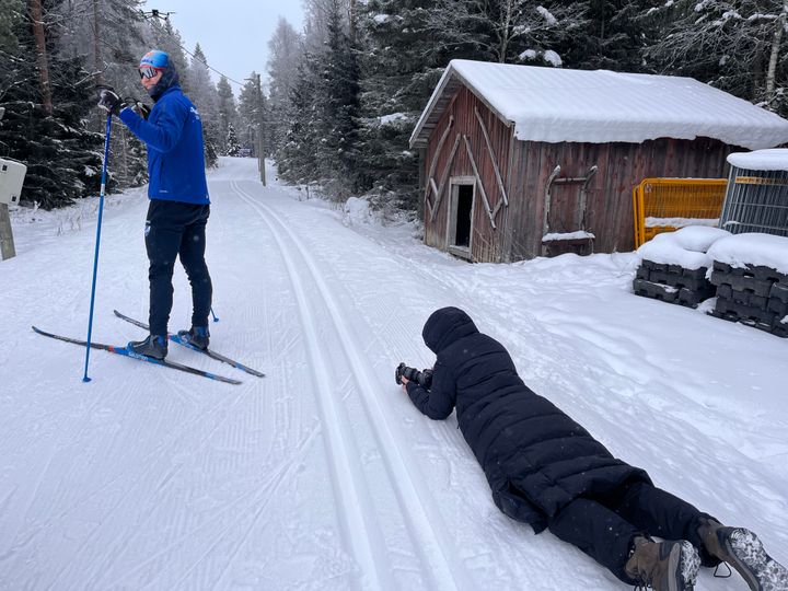 I samband med SM-veckan i Umeå får vi i Umeå universitets dokumentära filmserie Hallå Campus följa två drivna studenter som balanserar tuffa idrottssatsningar med sina studier, och drömmer om framgång inför hemmapubliken.