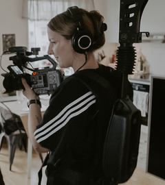 Alekzandra Granath, filmproducent Hallå campus vid Kommunikationsenheten på Umeå universitet.