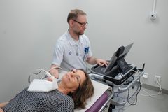 Ultraljudsundersökning av halskärlen inom VIPVIZA‑studien. Genom att visualisera tidiga tecken på åderförkalkning i karotisartärerna får deltagaren en tydligare bild av sin framtida hjärt‑kärlrisk, vilket kan stärka motivationen till förebyggande livsstilsförändringar och behandling.