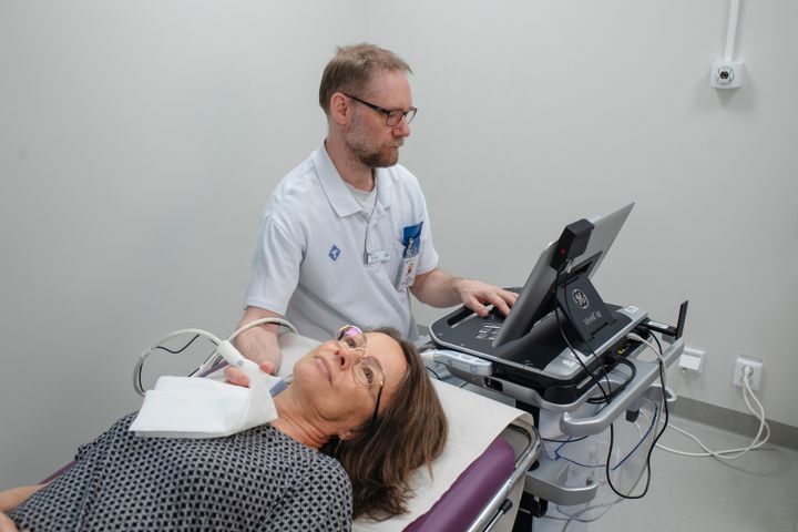 Ultraljudsundersökning av halskärlen inom VIPVIZA‑studien. Genom att visualisera tidiga tecken på åderförkalkning i karotisartärerna får deltagaren en tydligare bild av sin framtida hjärt‑kärlrisk, vilket kan stärka motivationen till förebyggande livsstilsförändringar och behandling.