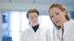 Professor Anna Överby Wernstedt har arbetat med forskning om TBE i flera år och syftet är att hitta metoder för att stoppa viruset innan det är för sent, innan det hunnit sprida sig.