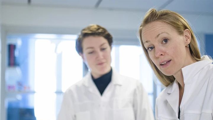 Professor Anna Överby Wernstedt har arbetat med forskning om TBE i flera år och syftet är att hitta metoder för att stoppa viruset innan det är för sent, innan det hunnit sprida sig.