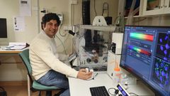 Aftab Nadeem använder ett högupplöst konfokalmikroskop av typen Leica SP8 för att studera hur NheA O (visat i grönt) angriper och förstör tjocktarmscancerceller.