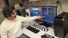 Forskaren Aftab Nadeem visar resultat på datorn.