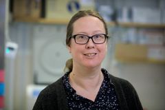 Porträttfoto av Lena Svensson i labbet