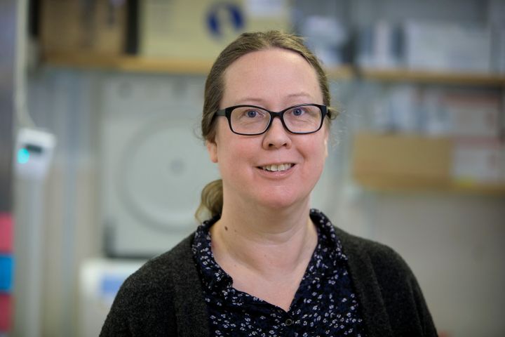 Porträttfoto av Lena Svensson i labbet