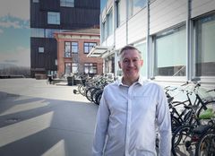 Alex Liebert utanför Designhögskolan