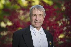 Porträttbild på Peter Sköld, ceremonimästare för akademiska högtider vid Umeå universitet.