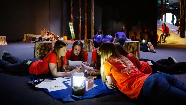 Elever tävlar under riksfinalen 2025 på Tekniska museet