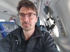 Porträttbild i ett ambulansflyg.