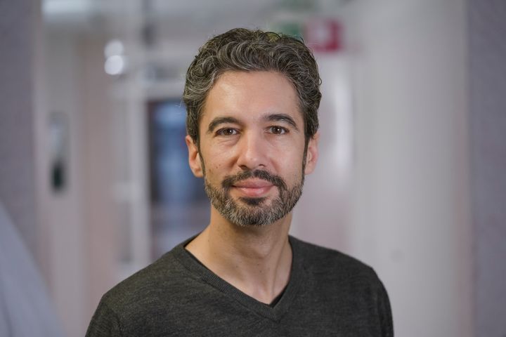 Professor Felipe Cavas erhållna anslag från NIH lyfter fram styrkan i Umeå universitets internationella forskningsmiljö inom infektionsbiologi och värdet av långsiktiga samarbeten.