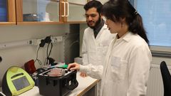 Postdoktor Yu-Cheng Qian arbetar med en specialanpassad vibrationsplattform som möjliggör noggrann kontroll och övervakning av vibrationsfrekvens och amplitud i cellbaserade experiment. Foto: Ingrid Söderbergh