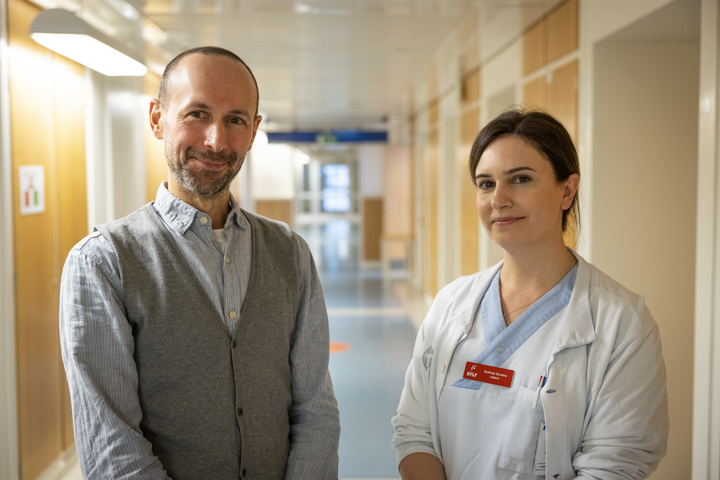 Jonatan Salzer, lektor i neurovetenskaper vid Institutionen för klinisk vetenskap vid Umeå universitet och överläkare i neurologi vid Norrlands universitetssjukhus (t.v.) och Solmaz Surano, postdoktor vid Institutionen för klinisk vetenskap vid Umeå universitet och ST-läkare i radiologi vid Karolinska Universitetssjukhuset.
