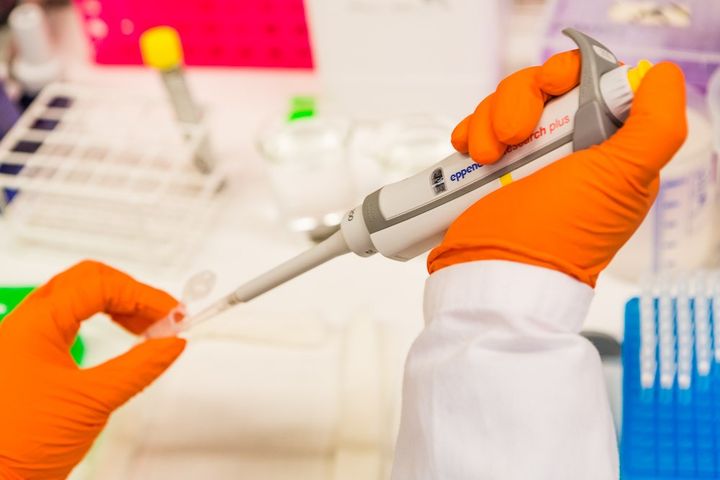 Läkemedlet pipetteras med hög precision i teströr för att analysera dess effekter i varierande koncentrationer.