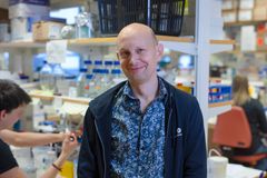 Universitetslektor Sjoerd Wanrooij i laboratoriemiljö.