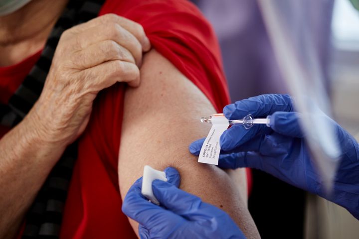 Trots att vaccination mot influensa och covid-19 erbjuds kostnadsfritt till personer med förhöjd risk för svår sjukdom avstår många. Bilden visar ett vaccinationstillfälle