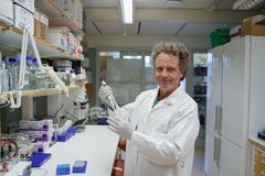Robin Fåhraeus, professor på Institutionen för medicinsk biovetenskap vid Umeå universitet, i labbet.