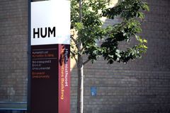 Bild av entren till Humanisthuset Umeå universitet