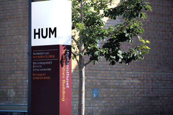 Bild av entren till Humanisthuset Umeå universitet