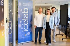 Tre personer framför en skylt för IceLab vid Umeå universitet.