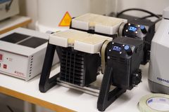 3D-utskrivna laboratorieinstrument på en arbetsbänk.