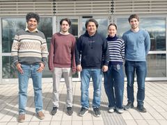 Ny forskning förklarar varför en matförgiftningsbakterie kan orsaka svåra sårinfektioner. Forskargruppen bakom studien. Från vänster: Aftab Nadeem, Abdelbasset Yabrag, Naeem Ullah, Anne Yska och Michael Philips.