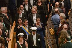 Universitetsledningen i högtidsdräkt tågar in mellan sittande gäster under Årshögtiden 2025.