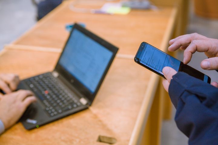 Bild på laptop och mobiltelefon