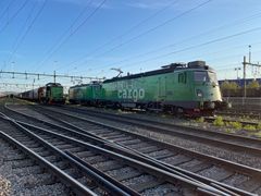 Två Mb-lok och ett vagnslasttåg med Td-lok.