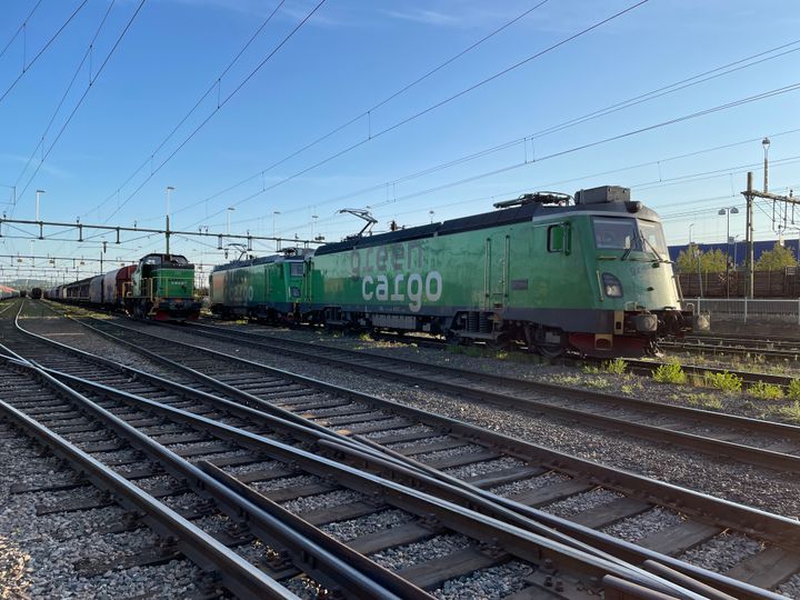 Två Mb-lok och ett vagnslasttåg med Td-lok.