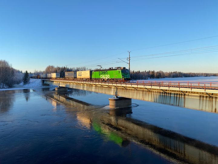 Intermodal transport med MB-lok över Luleälven.