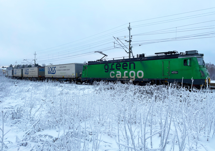 Elektrifierad och fossilfri transport. Mb-lok 4006 drar lastbilstrailers den drygt 1000 km långa sträckan mellan Borlänge och Luleå.