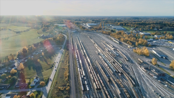 Drönarbild över Hallsbergs rangerbangård en solig höstdag.