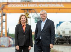 Jernhusens vd Biljana Pehrson och Green Cargos vd Henrik Dahlin framför de gula kranarna på Årsta kombiterminal.