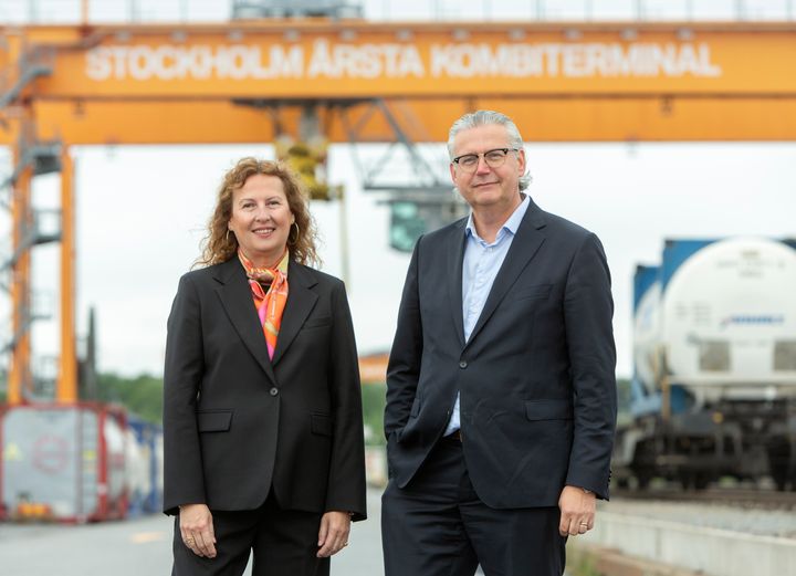 Jernhusens vd Biljana Pehrson och Green Cargos vd Henrik Dahlin framför de gula kranarna på Årsta kombiterminal.