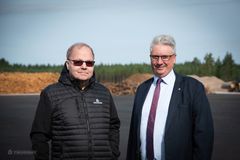Olle Larsson, owner and Chairman of Fiskarhedens Trävaru AB together with Hans Unander, Chairman of the Malung-Sälen Municipal Executive Board.