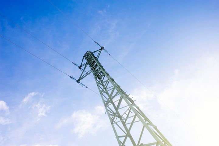 Regeringen meddelade idag att Energimarknadsinspektionen får i uppdrag att ta fram förslag till en ny modell som ska vara "transparant, icke-diskriminerande och proportionerlig utifrån avgiftens syfte samt kundens storlek och behov."