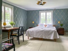 Södra flygeln från slutet av 1700-talet och tidigare rättarbostad har genomgått en omfattande och omsorgsfull renovering utifrån hantverksmässiga metoder - Trädgårdshotellet öppnade våren 2024 ooch består av sju dubbelrum med vackra väggmålningar