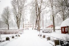 STF Årås Säteri & Trädgårdar i Västergötland tilldelas Svenska Turistföreningens pris Årets hållbarhetsinitiativ 2025 för ett långsiktigt ideellt arbete med byggnadsvård, trädgårdsutveckling och kunskapsspridning.