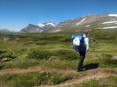 Vandrare med skräppåse vid STF Helags Fjällstation