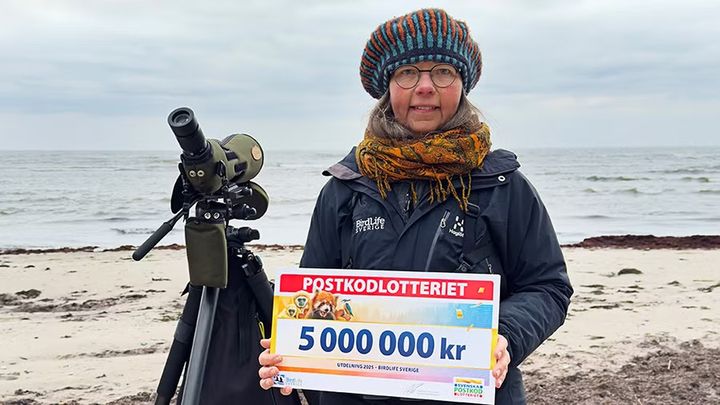 Kajsa Grebäck, verksamhetsutvecklare på BirdLife Sverige, med årets tilldelade stöd på 5 miljoner kronor.
