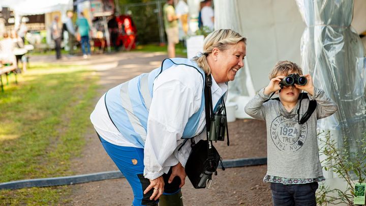 Eva Bredberg, projektledare för Fritidkortet och nykläckt fågelskådare. Foto: Mikaela Lindholm