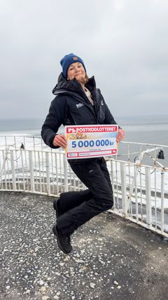 Mikaela Lindholm, kommunikatör på BirdLife Sverige, med årets tilldelade stöd på 5 miljoner kronor.